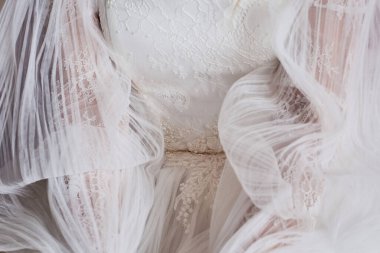 Düğün ya da gece elbisesinde beyaz dantel. Hassas resim, doku.