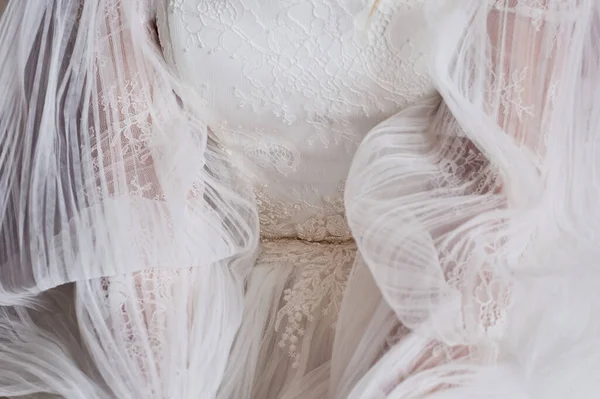 Düğün ya da gece elbisesinde beyaz dantel. Hassas resim, doku.