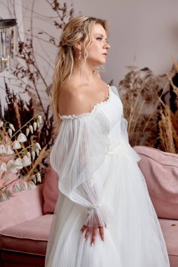 Beyaz elbiseli, dantel korseli gelin. Bir yana bak..