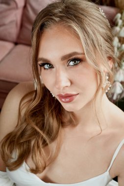 Gelinlik giymiş gelin. Mükemmel ciltli, makyajlı ve güzel saçlı genç bir manken. Mutlu bir gün. Evlilik..