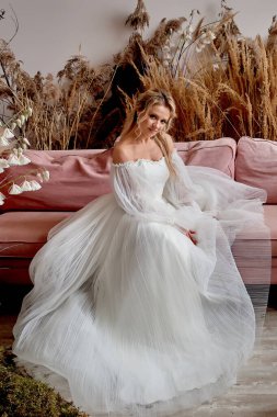 Güzel iç kısımları sarı saçlı gelin çerçevenin içine bakar. Gelinin sabahı