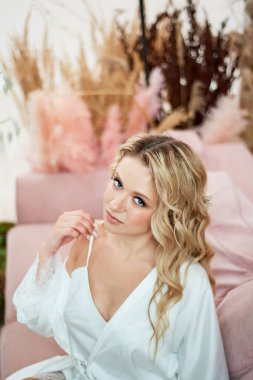 Beyaz peniou giymiş gelinin portresi. Gelinin sabahı.