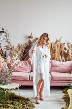 Güzel sarışın bir gelin önemli bir düğün gününe hazırlanıyor. Gelinin peniyoire 'deki sabahı