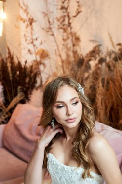 Gelinlik giymiş gelin. Mükemmel ciltli, makyajlı ve güzel saçlı genç bir manken. Mutlu bir gün. Evlilik..