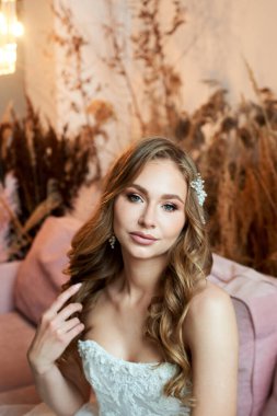 Gelinlik giymiş gelin. Mükemmel ciltli, makyajlı ve güzel saçlı genç bir manken. Mutlu bir gün. Evlilik..