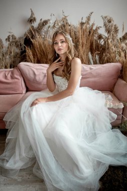 Şık beyaz elbiseli güzel gelin.