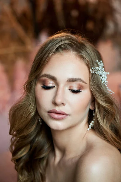 Portrét nevěsty s krásnou opálenou pletí, profesionální make-up. Ručně vyráběné vlasy dekorace. — Stock fotografie