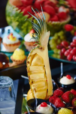 Tatlı ananas ziyafette