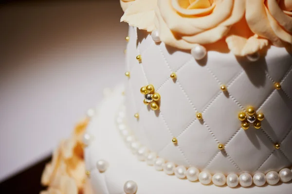 Красивый и благородный свадебный торт — стоковое фото