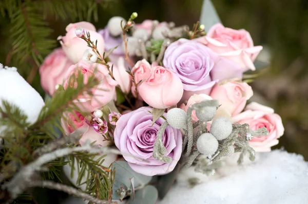 Fantástico ramo de bodas con rosas grandes en color púrpura —  Fotos de Stock