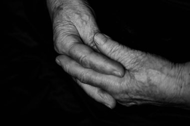 Kırışıklıkları yaşlı adam elleriyle