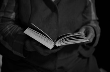 yaşlı adam büyük planı elinde bir kitap okuma