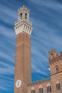 Sienna Kulesi ve castel inanılmaz bulutlu gökyüzü ile