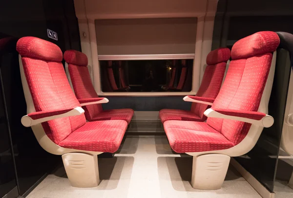 Dört kırmızı koltuk Fransız bir trenin tren