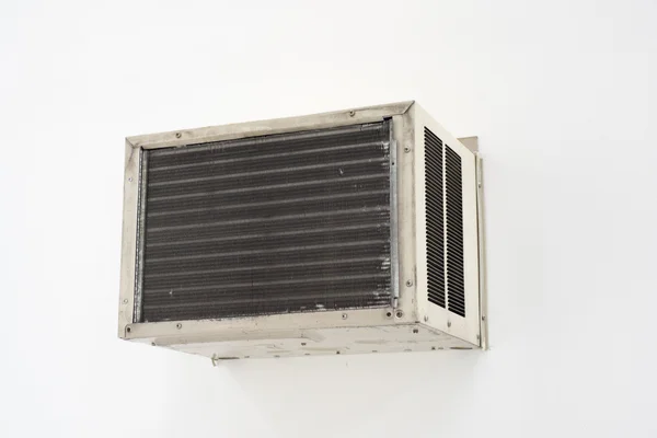 Старый компрессор переменного тока, изолированные на белом фоне изолированных — стоковое фото