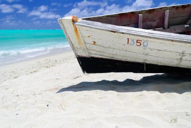 Rodrigues Adası, Mauritius, sahilinde balıkçı teknesi