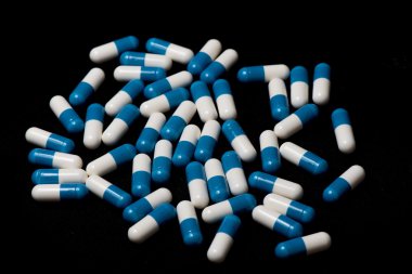 Mavi ve beyaz hap portre siyah