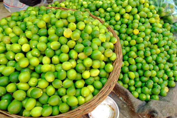 Färsk lime i korg på marknaden, Kairo, Egypten — Stockfoto