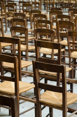 Satır Paris, Fransa'da bir kilisede yıpranmış sandalye