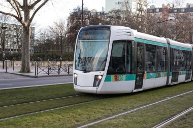 Tramvay ile yeşil çimen, Paris, Fransa