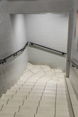 Merdiven beyaz duvarlı