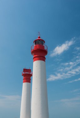 Üzerinde mavi bir gökyüzü izole iki fenerler