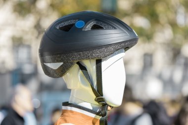 Bir kukla kafası siyah Bisiklet kask