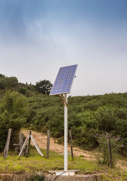 Installazione di pannelli solari in campagna con cielo blu — Foto Stock