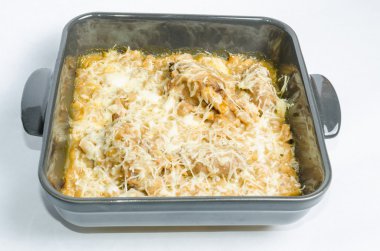 Et, domuz sosisi ve izole fasulye cassoulet