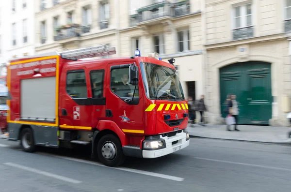 Пожарная машина в Париже, Франция — стоковое фото