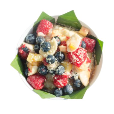 Susam ile izole taze meyve kase