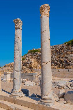 İki beyaz ayakta Yunanistan sütunlarda mermer
