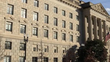 Herbert C. Hoover Binası, Washington, DC 'deki Birleşik Devletler Ticaret Bakanlığı genel merkezi, güneşli bir kış gününde 15. caddedeki NW' den görüldüğü gibi. Kamera soldan sağa dönüyor..