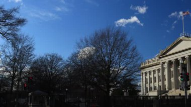 Hazine binasının güney girişi, ABD Hazine Bakanlığı genel merkezi, 1500 Pennsylvania Bulvarı, NW, Washington, DC. Kamera hareketi dönüyor.