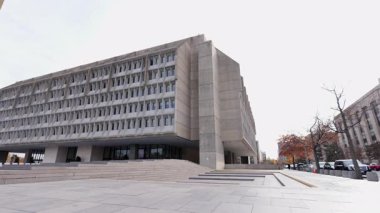 Hubert H. Humphrey Binası, ABD Sağlık ve İnsan Hizmetleri Merkezi, Washington, D.C. 200 Independence Ave SW 'de bir tabela ön planda..