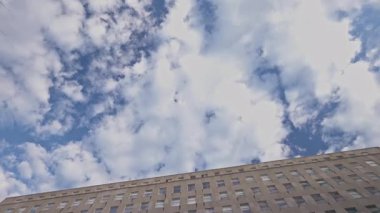 Washington DC 'deki Amerika Birleşik Devletleri İhracat-İthalat Bankası, dağınık bulutlar altında modernist federal mimariye ev sahipliği yapıyor..