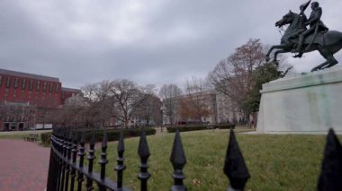Andrew Jackson binicilik heykeli Washington D.C. 'deki Lafayette Parkı' nda. Bronz heykel, bulutlu ve bulutlu bir gökyüzüne karşı bir çit ve çıplak ağaçlar tarafından çerçevelenmiştir..