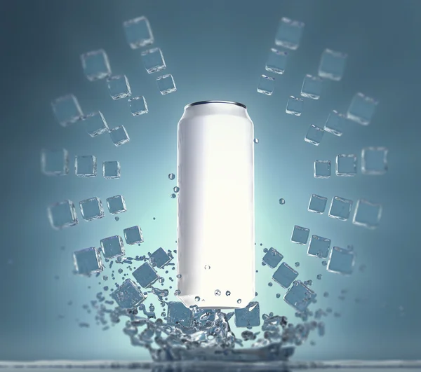 Blanco wit bier kan mock-up met ijsblokjes zwevende cirkels in lucht hangen boven de splash van zuiver water — Stockfoto