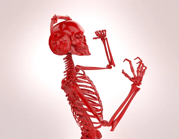 Красный блестящий пластиковый скелет в больших наушниках позирует изолированно на светлом фоне. отображение шаблона плаката участника — стоковое фото