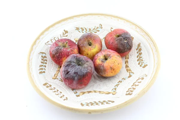 Dekoratif plaka üzerinde çürük elma