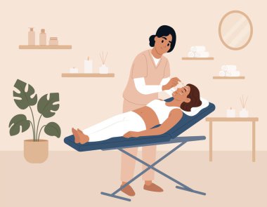 Dünya Akupunktur Günü. Bir kadın rahatlamak, ten rengini iyileştirmek ve gerilimi azaltmak için yüzünde akupunktur terapisi görüyor.