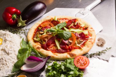 pişirme pizza kesim masası üzerinde