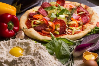 pişirme pizza kesim masası üzerinde