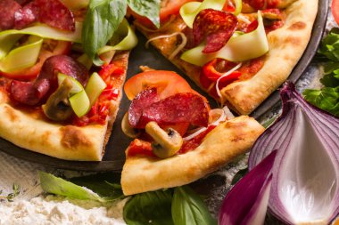 pişirme pizza kesim masası üzerinde