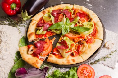 pişirme pizza kesim masası üzerinde