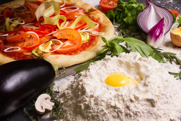 Cottura pizza sul tavolo da taglio — Foto Stock
