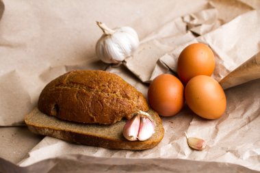 sarımsak, patates, ekmek ve tereyağı Kraft kağıt üzerinde