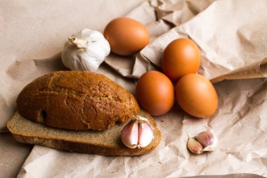 sarımsak, patates, ekmek ve tereyağı Kraft kağıt üzerinde