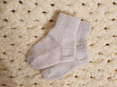 Halıdaki beyaz çorapların yakın plan çekimi.