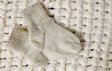 Halıdaki bir çift çorabın yakın plan fotoğrafı.